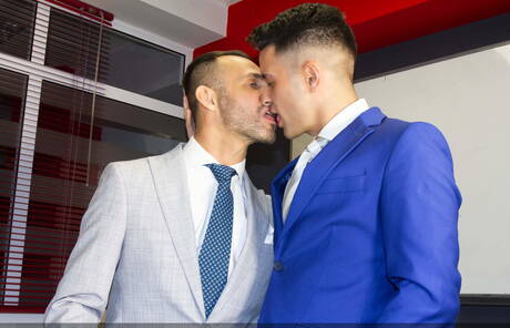 Der bullige Robbie Rojo und der starke Mann Vadim Romanov in einer heißen Homosexuellenszene