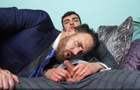 Il muscoloso brasiliano Alexander Muller e il muscoloso olandese Logan Moore si scopano il culo dopo averlo succhiato