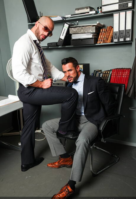 Der kräftige Bruno Boni und der spanische haarige Bär Denis Vega haben heißen Sex