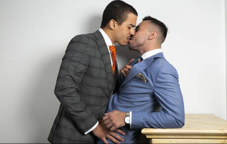 Die gut gebaute Dani Rivera und der starke Mann Jonathan Miranda ficken nach dem Saugen in den Arsch