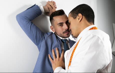 Die gut gebaute Dani Rivera und der starke Mann Jonathan Miranda ficken nach dem Saugen in den Arsch