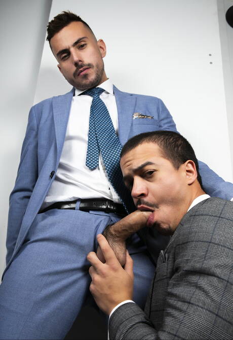 Die gut gebaute Dani Rivera und der starke Mann Jonathan Miranda ficken nach dem Saugen in den Arsch