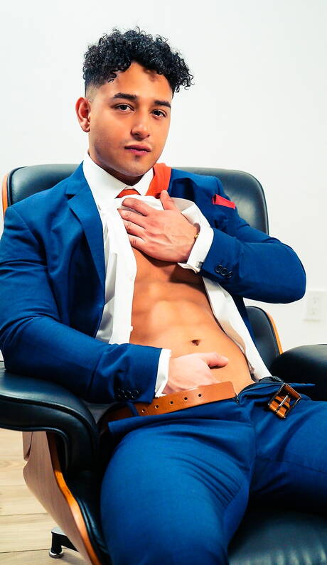 カナダの強豪ケンゾー・アルバレスが自慰行為をする