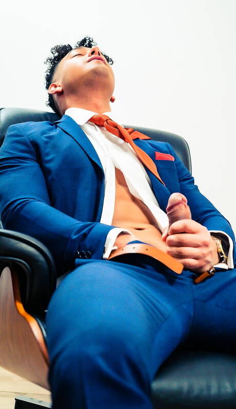 カナダの強豪ケンゾー・アルバレスが自慰行為をする