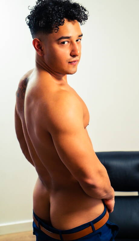 Canadese sterke stier Kenzo Alvarez masturbeert