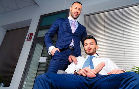 O musculoso Gustavo Cruz e o garanhão Pol Prince fodem o cu depois de chupar o pau