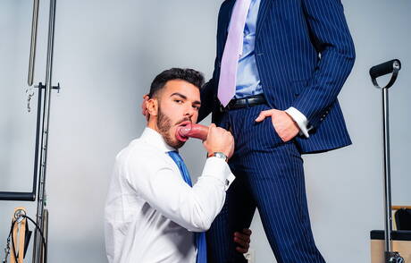 O musculoso Gustavo Cruz e o garanhão Pol Prince fodem o cu depois de chupar o pau