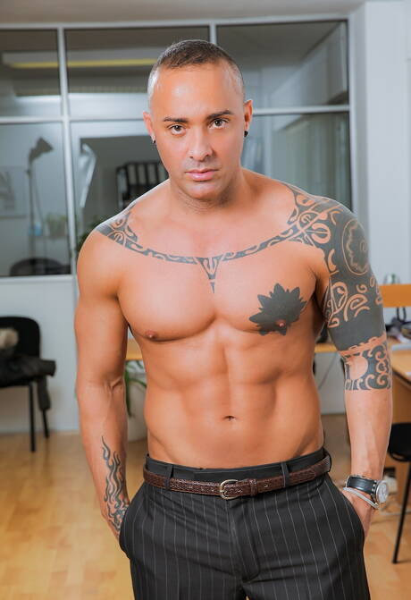 Os amigos descarados Antonio Aguilera, Martin Mazza e Rafa Garcia fazem amor