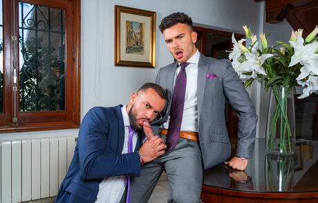 espanhol Pol Prince e o urso gay português Sir Peter em sexo anal intenso ao ar livre