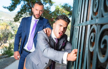 espanhol Pol Prince e o urso gay português Sir Peter em sexo anal intenso ao ar livre