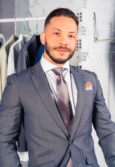 Der Hengst Javi Gray und der starke Mann John Brachalli lutschen und vögeln sich gegenseitig