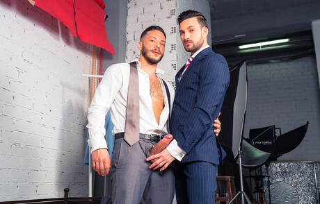 Der Hengst Javi Gray und der starke Mann John Brachalli lutschen und vögeln sich gegenseitig