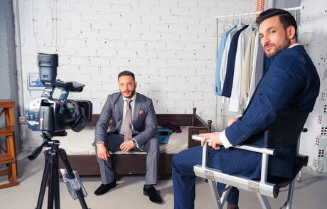 Der Hengst Javi Gray und der starke Mann John Brachalli lutschen und vögeln sich gegenseitig