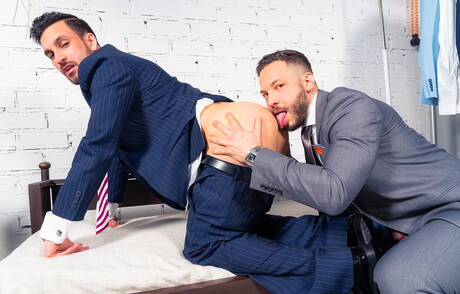 Der Hengst Javi Gray und der starke Mann John Brachalli lutschen und vögeln sich gegenseitig