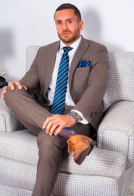 Men At Play: Husky guy Bruno Max and beefcake Emir Boscatto fuck after dick sucking at the pool