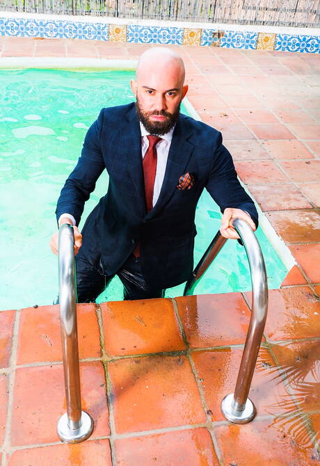 Husky guy Bruno Max and beefcake Emir Boscatto fuck after dick sucking at the pool