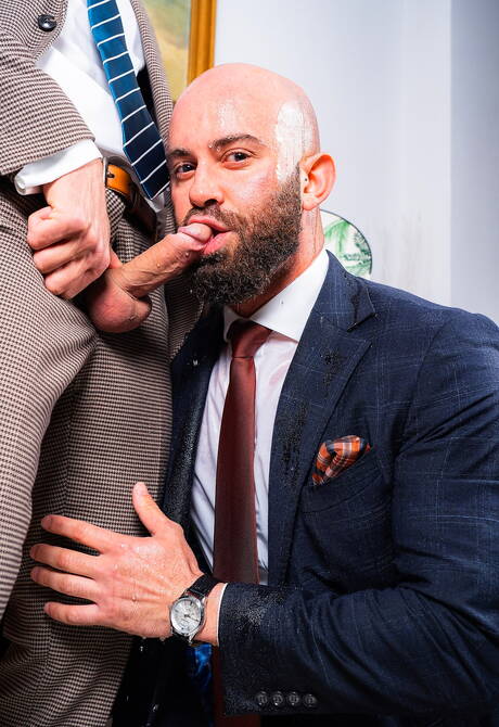 Husky guy Bruno Max and beefcake Emir Boscatto fuck after dick sucking at the pool