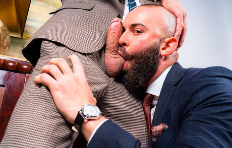 Husky guy Bruno Max and beefcake Emir Boscatto fuck after dick sucking at the pool