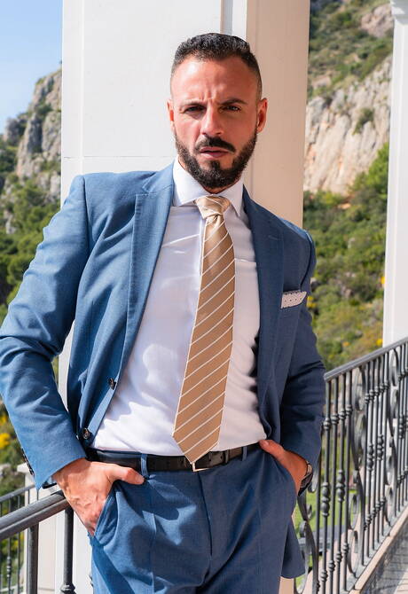 Der bullige Leo Rosso und der attraktive Ruslan Angelo haben guten Analsex am Pool