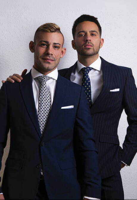 Der Muskelprotz Ricky Blue und der Muskelprotz Robbie Rojo lutschen und ficken sich gegenseitig