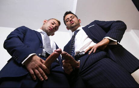 Der Muskelprotz Ricky Blue und der Muskelprotz Robbie Rojo lutschen und ficken sich gegenseitig