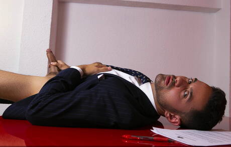 Der Muskelprotz Ricky Blue und der Muskelprotz Robbie Rojo lutschen und ficken sich gegenseitig