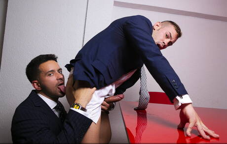 Der Muskelprotz Ricky Blue und der Muskelprotz Robbie Rojo lutschen und ficken sich gegenseitig