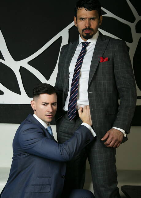 Der haarige Latino-Hengst Jean Franko und der englische Muskelprotz Lukas Daken bei einem heißen Arschfick