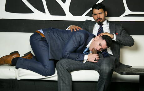 Der haarige Latino-Hengst Jean Franko und der englische Muskelprotz Lukas Daken bei einem heißen Arschfick