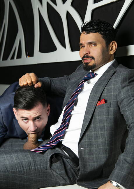 Der haarige Latino-Hengst Jean Franko und der englische Muskelprotz Lukas Daken bei einem heißen Arschfick