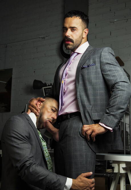 カナダ人の筋肉質なシェーン・ジャクソンとフランスのゲイのクマ、テディ・トーレスが熱い同性愛シーンに出演