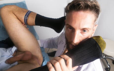 Der starke Mann Malek Tobias und der Superhengst Nick North lutschen und ficken sich gegenseitig