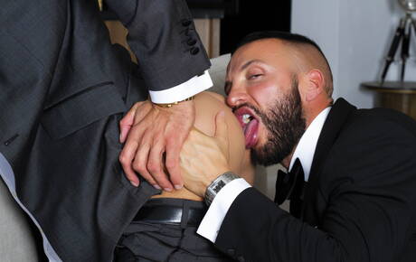 Der heiße spanische Bär Donato Reyes und der lateinamerikanische Bulle Emir Boscatto ficken in den Arsch, nachdem sie einen Schwanz gelutscht haben