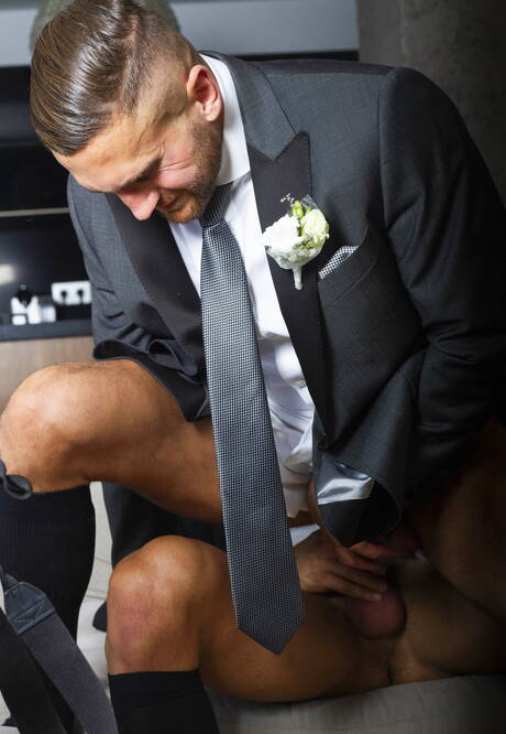 西班牙辣熊多納托·雷耶斯和拉丁公牛埃米爾·博斯卡托吸吮雞巴後操屁股