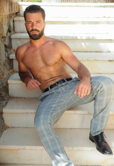 ポルトガルのスタッド、ヘクター・デ・シルバとスロバキアの筋肉質なジェイ・ロバーツがプールで熱いカップルシーンを披露