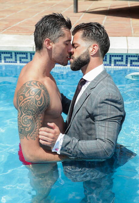 Portuguese stud Hector De Silva and slovak beefy Jay Roberts have a hot couple scene at pool