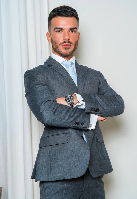 Der attraktive John Brachalli und der kräftige Pol Prince lutschen und ficken sich gegenseitig