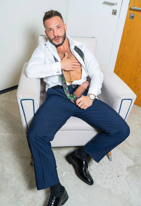 Der attraktive John Brachalli und der kräftige Pol Prince lutschen und ficken sich gegenseitig