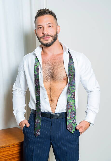 Der attraktive John Brachalli und der kräftige Pol Prince lutschen und ficken sich gegenseitig