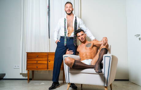 Der attraktive John Brachalli und der kräftige Pol Prince lutschen und ficken sich gegenseitig