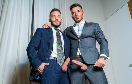 Der attraktive John Brachalli und der kräftige Pol Prince lutschen und ficken sich gegenseitig