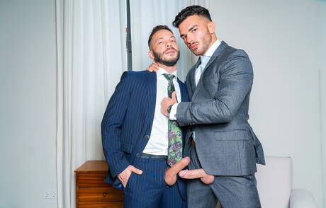 Der attraktive John Brachalli und der kräftige Pol Prince lutschen und ficken sich gegenseitig