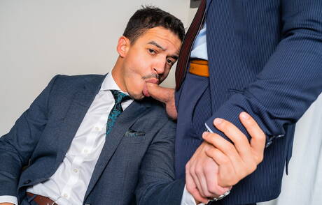 Der sinnliche Typ Diego Reyes und der hinreißende Typ Jonathan Miranda ficken nach dem Blowjob in den Arsch