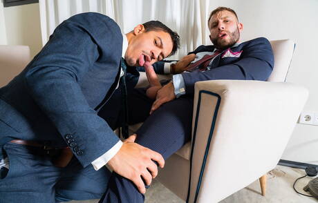 Der sinnliche Typ Diego Reyes und der hinreißende Typ Jonathan Miranda ficken nach dem Blowjob in den Arsch