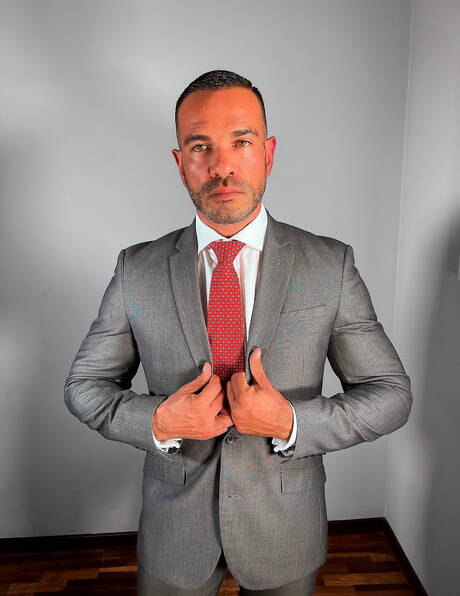 Der attraktive Nicholas Bardem wichst mit einem Dildo