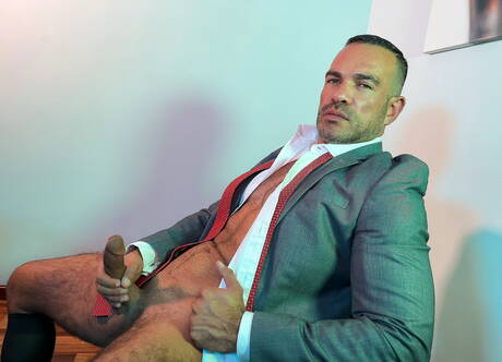 Der attraktive Nicholas Bardem wichst mit einem Dildo