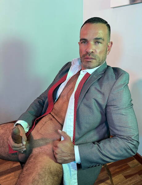 Der attraktive Nicholas Bardem wichst mit einem Dildo