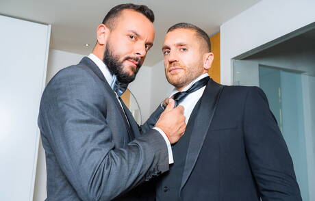 Der lateinamerikanische Bulle Emir Boscatto und der reife portugiesische Bär Sir Peter ficken nach dem Schwanzlutschen