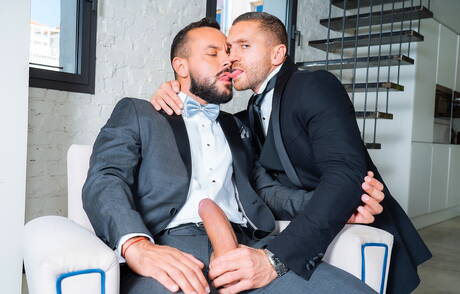 Der lateinamerikanische Bulle Emir Boscatto und der reife portugiesische Bär Sir Peter ficken nach dem Schwanzlutschen