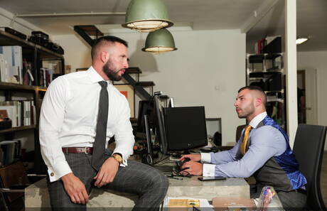 Der muskulöse Spanier Diego Reyes und der heiße spanische Bär Donato Reyes haben guten Analsex